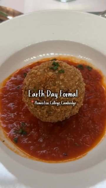 A personal vlog documenting a 100% plant-based formal dinner event at Homerton College. The video features the table setup, the menu, the food served, and the social atmosphere of the evening.