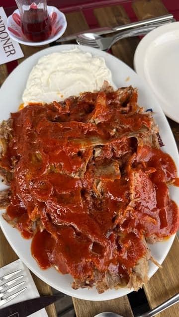 A creator visits Londöner by Best Mangal to review their yaprak doner, specifically the Iskender kebab version. The video features close-ups of the meat being sliced, the butter being poured over the dish, and the creator's tasting notes.