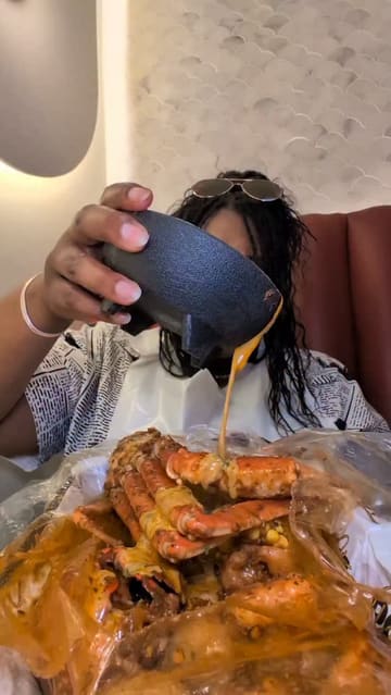 A review of new menu items at Hot N Juicy Shrimp in London, featuring a variety of seafood dishes including a seafood boil, fish tacos, and seafood nachos. The creator provides commentary on the food and drinks while enjoying the experience.