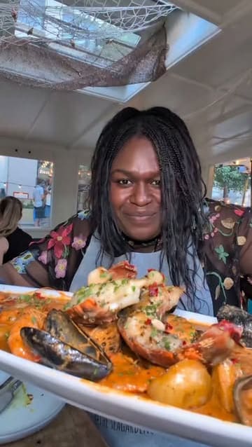 A video review of a seafood restaurant located on a boat in Paddington, London. The creator visits with family, showcasing the venue's unique setting, the seafood boil, oysters, and other dishes.