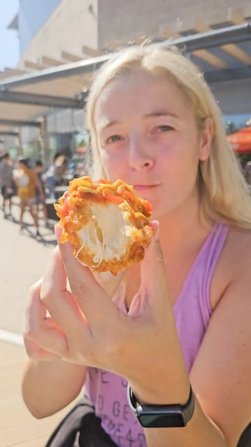 A couple goes for a run to Kargo MKT, where they enjoy a variety of street food including Korean corn dogs, garlic parmesan fries, and tacos, while watching F1.