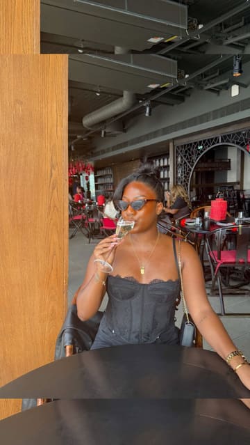 A review of the 'Bubbles & Bao' bottomless brunch at Hutong in The Shard, featuring a variety of dim sum, Peking duck, cocktails, and a live performance.