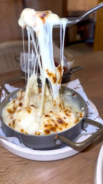 A promotional reel for a £10 Sunday roast offer at a restaurant in Liverpool, featuring close-ups of the food, the venue's atmosphere, and live music.