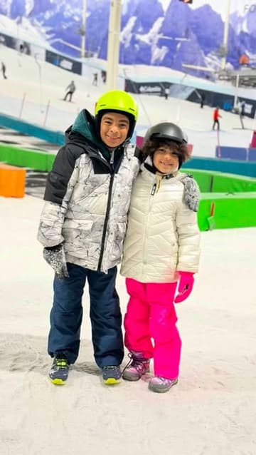 A family-focused vlog showcasing a visit to an indoor snow centre in Manchester, highlighting activities like tubing, sledging, and playing in the snow.