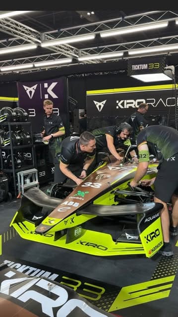 The creator attends the Formula E race in London, providing a behind-the-scenes look at the event, the race cars, and the pit crew, while also reviewing food from vendors Baked Bird and Electric Lounge.