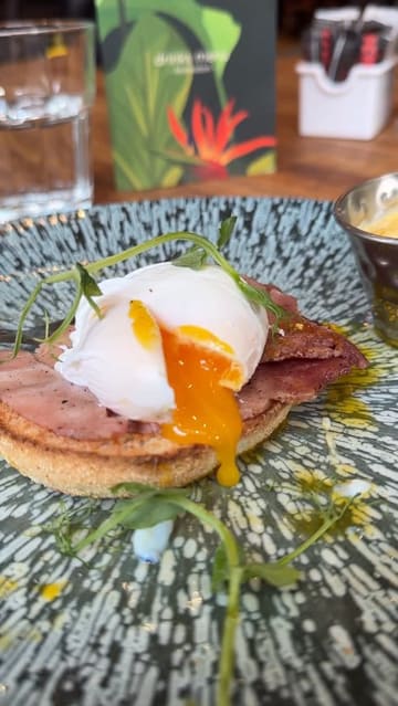 A vlog-style review of a brunch spot in Glasgow, featuring close-ups of French toast, Eggs Benedict, and various drinks. The creator provides a personal recommendation and highlights the menu options, including a brunch and prosecco deal.