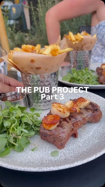 A vlog-style review of The Old White Lion in East Finchley, showcasing their Sunday roast, steak, and other menu items, as well as their secret garden and live music events.