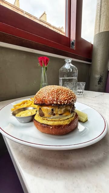 A creator visits Kelvingrove Café to review their burger, Sunday roast, and lobster and crayfish mac and cheese. The video features close-up shots of the food, the creator's reaction, and a clear recommendation of the dishes.