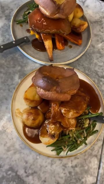 A vlog-style review of the Sunday roast menu at Leaf, featuring starters, main courses, seasonal drinks, and dessert, with a friendly and casual tone.