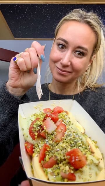 A short-form video showcasing a visit to Hefaure, a Japanese soufflé pancake shop in London. The video features the preparation process, the final product with various toppings, and the creator's positive reaction.