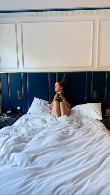 A travel vlog showcasing a stay at Page8 hotel in Trafalgar Square, highlighting the soundproof rooms, the hotel's cafe, and nearby dining options like Bancone.