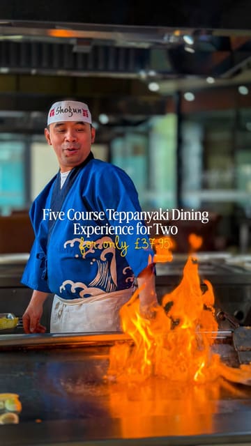 A couple visits a Teppanyaki restaurant, capturing the chef's cooking performance, including fire tricks, and the various courses of the meal. The video highlights the interactive nature of the dining experience.