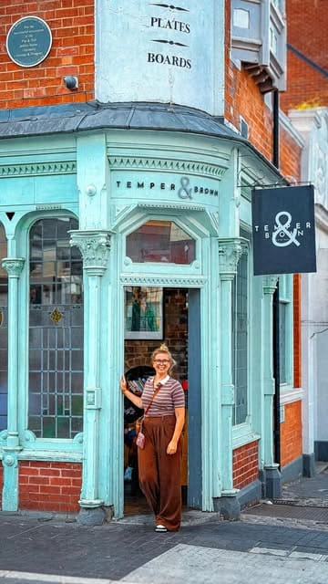 A vibrant, fast-paced reel showcasing Temper & Brown in Birmingham's Jewellery Quarter, highlighting their Caribbean menu, pub atmosphere, and weekly events like quiz nights and DJ sets.