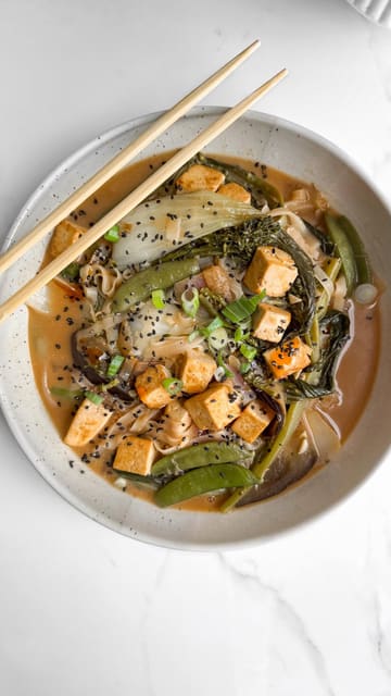A well-edited home cooking video showcasing three different winter soup recipes. The creator demonstrates the preparation process for roasted carrot, miso noodle, and lasagna soups, using text overlays to guide the viewer.