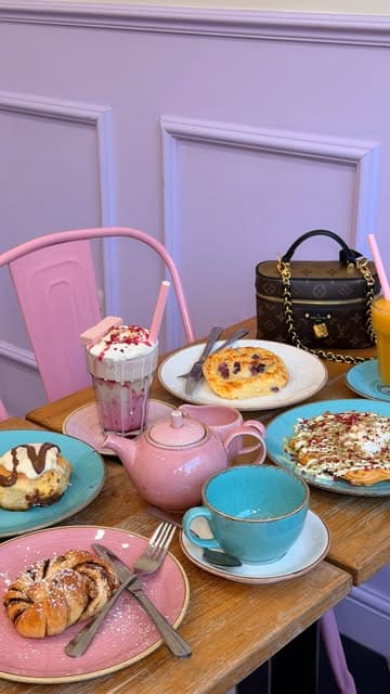 A creator visits a cafe called Cinnammmm in Leeds, showcasing their cinnamon buns, waffles, and savoury pastries, while providing a discount code for viewers.