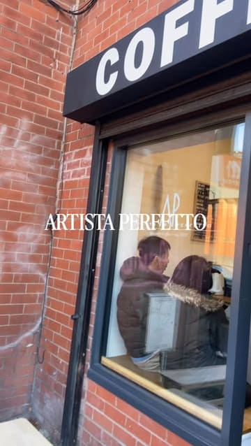 A short, aesthetic review of Artista Perfetto in Manchester, highlighting the intimate atmosphere, the barista's craft, and the quality of the coffee and cookies.