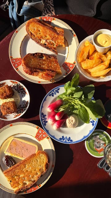 A short, energetic review of The Smithfield pub in Leeds, featuring a tour of the interior, shots of various small plates and bar snacks, and the creator enjoying the atmosphere during golden hour.
