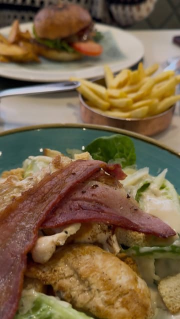 A vlog-style review of a bottomless brunch experience at Botanico in Liverpool. The creator highlights the menu, the 90-minute unlimited drinks offer, and the food quality, providing a clear overview of what to expect.