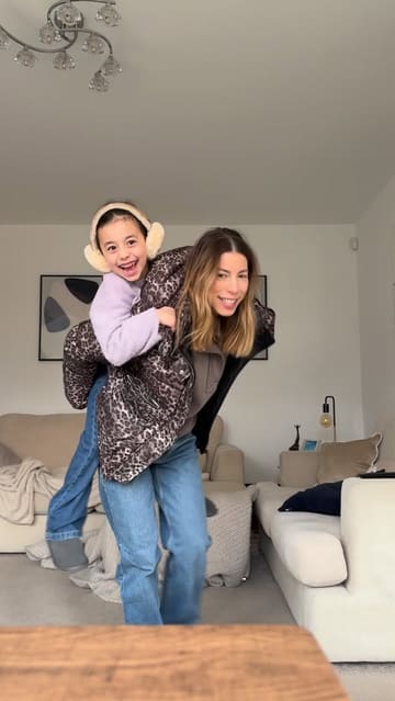 A family-focused vlog showcasing a visit to the Farrars Arms. The video follows the creator and her daughter getting ready, arriving at the pub, and enjoying a Sunday roast and dessert.