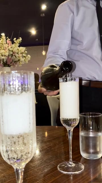 A high-energy vlog showcasing the 'Vibe Brunch' at STK London, highlighting the lively atmosphere, live DJ, party service with sparklers, and a variety of food and drinks.