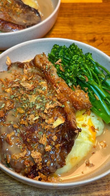 A short recipe video demonstrating how to prepare a steak with loaded mashed potatoes, broccoli, and peppercorn sauce.