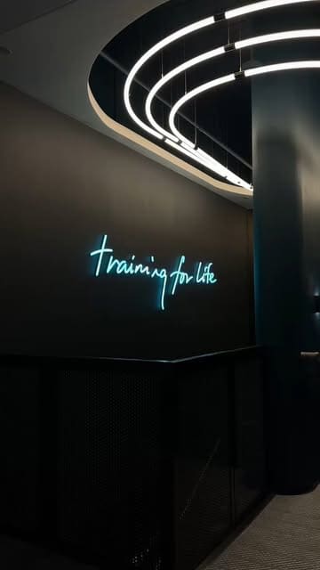 A day-in-the-life style video featuring a morning workout routine at Third Space Wimbledon, showcasing the gym floor, sauna, pool, and cold plunge facilities.