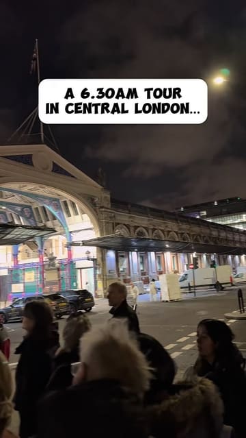 The video provides a guided tour of Smithfield Meat Market in London, detailing its 800-year history, the unique experience of an early morning visit, and the upcoming relocation of the market to a new site. It combines on-location footage with historical context and maps to inform the viewer.