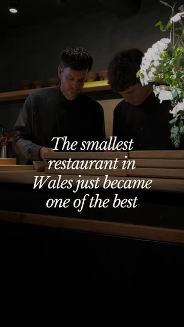 A review of Gwen, a small, high-end restaurant in Machynlleth, Wales, featuring a 20-course tasting menu prepared by chef Peter Sanchez. The video highlights the intimate atmosphere, the open kitchen experience, and the exceptional quality of the food.