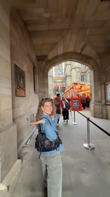 A fast-paced vlog documenting the first few days of the Edinburgh Fringe Festival, featuring visits to the Assembly Gala, Gilded Balloon, Nikos Greek restaurant, a Uniqlo store, Brown's of Leith, and a show at The Pleasance.