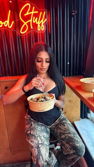 A creator visits The Smokeboxx Cafe to review their new menu, specifically highlighting their loaded boxes including Jerk Chicken and Chicken Kiev, as well as mozzarella sticks and BBQ wings. The video features the creator's enthusiastic commentary and taste tests.
