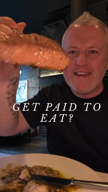 The video features a creator reviewing Bistro Eleven Fifty Five in Glasgow, highlighting the quality of the food and the venue's atmosphere. The creator also explains how to use the Shuffle app to receive cashback on dining bills at the restaurant.