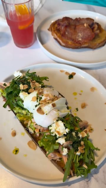 A day-in-the-life vlog following two friends exploring Glasgow, featuring a brunch stop at Wilson Street Pantry, a visit to the Gallery of Modern Art (GoMA), and drinks at The Social.