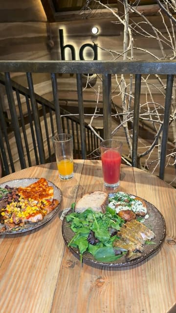 A vlog-style review of Honest Greens in London, highlighting the healthy menu, fresh juices, halal chicken options, and the restaurant's aesthetic which feels like a holiday destination.