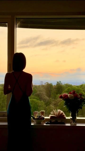 A montage showcasing a stay at the Royal Garden Hotel in London, featuring room interiors, views of Kensington Gardens, breakfast in bed, afternoon tea, dinner, and live music at the hotel bar.