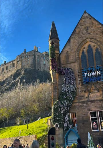 Two creators visit Cold Town House in Edinburgh, providing a casual, conversational review of the rooftop bar. They highlight the venue's atmosphere, the view of Edinburgh Castle, and sample the drinks and food on offer.
