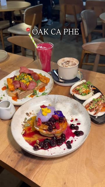A short, engaging review of Oak Ca Phe in Bearwood, showcasing their interior and a variety of brunch items including cinnamon bun toast, gochujang eggs, and bao buns.
