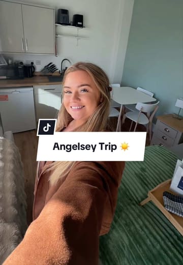 A travel vlog showcasing a stay at the Glan Neigr hotel in Rhosneigr, highlighting the room, the nearby beach, and a meal at a local restaurant.