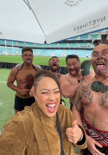 The creator documents a unique, high-end dining experience hosted at the Allianz Stadium. The video features dishes prepared by Michelin-starred chefs, a performance by a Haka group, and a tour of the stadium setting, creating a compelling and memorable narrative.