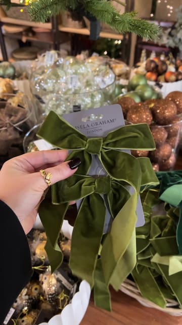 The video is a first-person tour of Archerfield Walled Garden, focusing on the retail and gift shop offerings during the Christmas season. The creator walks through the aisles, highlighting various items such as festive decorations, gourmet food products, spices, and snacks, before briefly showing the on-site cafe.