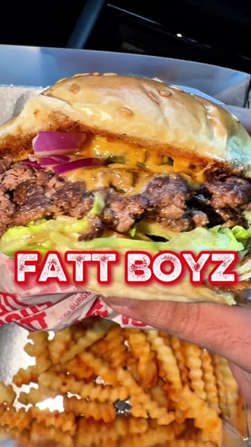 A short vlog-style review of Fatt Boyz in Edinburgh, featuring a visit to the venue, a look at the ordering process, and a taste test of their smash burger, crinkle fries, and brisket sandwich.