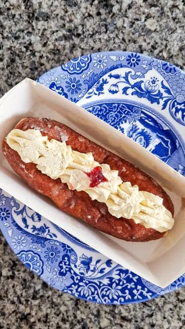 A review of Rumwell Farm Shop & Cafe, highlighting its extensive gluten-free menu and onsite bakery. The video features the creator trying the gluten-free lasagne and a jam and cream doughnut, while also showcasing the variety of gluten-free products available in the farm shop.