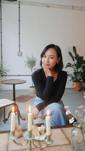 A short, aesthetic mini-vlog showcasing the interior and offerings of Yón Orangé coffee shop, featuring shots of coffee, cake, and the venue's cozy decor.