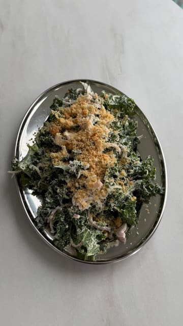 The creator reviews a new sourdough pizza from Papa Johns, pairing it with a homemade Caesar salad. The video demonstrates the pizza's appearance and provides a quick recipe for the dressing.