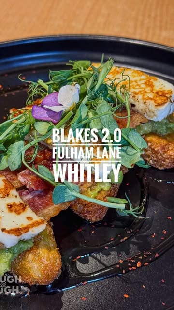 A review of Blakes 2.0 in Whitley, showcasing their brunch menu, including Eggs Royale, loaded hash browns, and unique latte art.