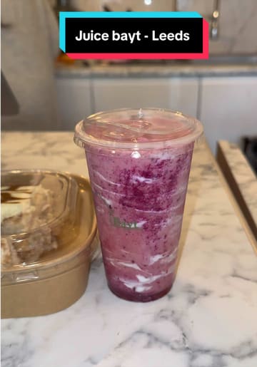 A short review of Juice Bayt in Leeds, highlighting their smoothies, the cafe's cozy atmosphere, and a unique sticky note wall where customers leave messages.