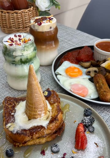 A short, engaging video showcasing a brunch visit to Niche Cafe in Birmingham, highlighting their summer drinks menu and signature French toast.