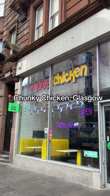 A creator and a child visit Chunky Chicken in Glasgow to review their pizza, burgers, and chicken wings, while also highlighting an upcoming launch of smash burgers.