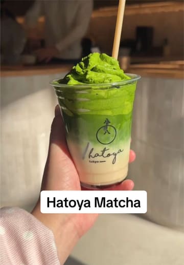 A review of Hatoya, a matcha cafe in Shibuya, Tokyo. The video features the preparation of various matcha lattes, including the classic version with brown sugar syrup and matcha whipped cream, as well as a premium hand-picked matcha option. It provides practical information such as the availability of oat milk, card payment, and seating.