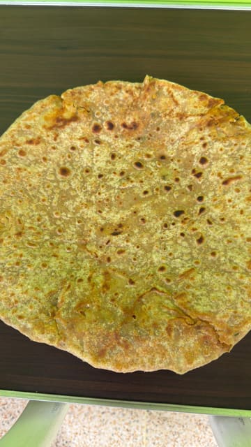 A creator visits Sizzle and Serve, a market stall in Rochdale, to review their homemade Desi breakfast offerings, specifically highlighting the parathas and chicken pakora.
