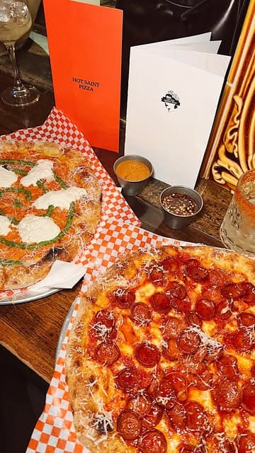A vlog-style review of The Old Queen's Head in Islington, featuring pizza, cocktails, and dessert.